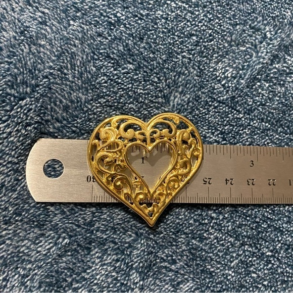 Goldtone Filagree 2” Heart Unbranded Brooch Pin - Picture 4 of 4